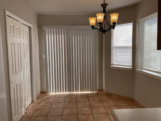 Building Photo - 4 bedroom - Montero