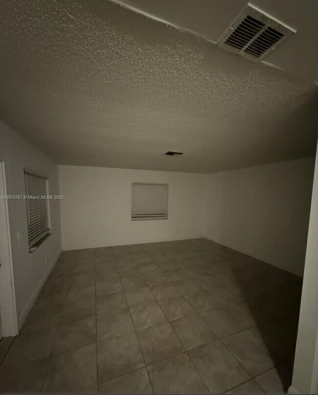 Building Photo - 853 SW 9th Ct