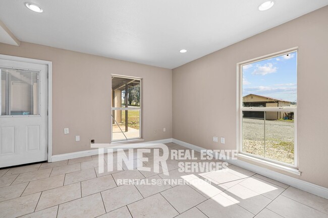 Building Photo - 4281 Silver Dove Way