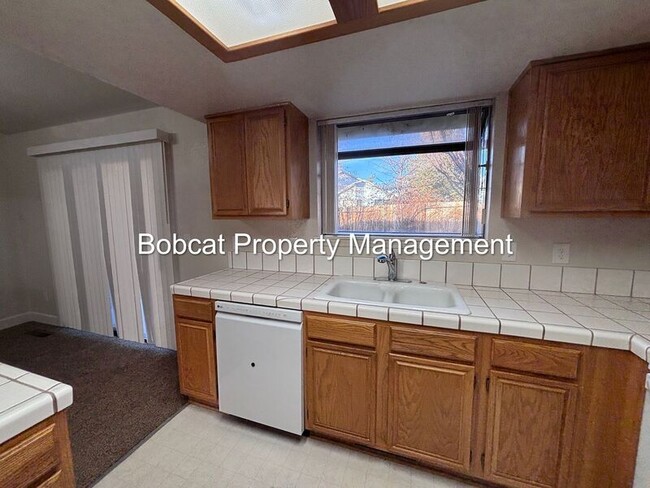 Building Photo - 988 Blue Ridge Dr