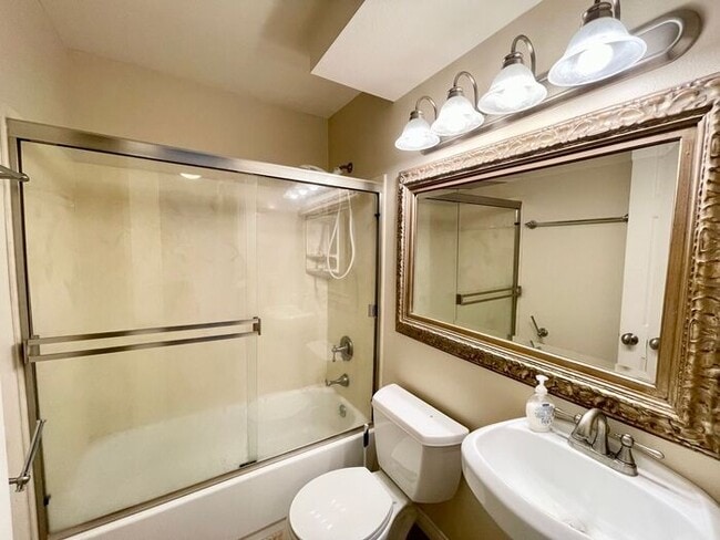 Building Photo - Beautiful 2BD/2BA Condo With Two Parking Spaces in PB