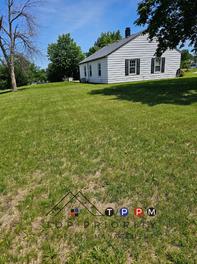 Building Photo - 2 Bedroom | 1 Bathroom Single Family Home ...