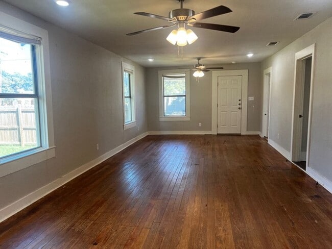 Building Photo - 3/2  3 Blocks from Tarleton