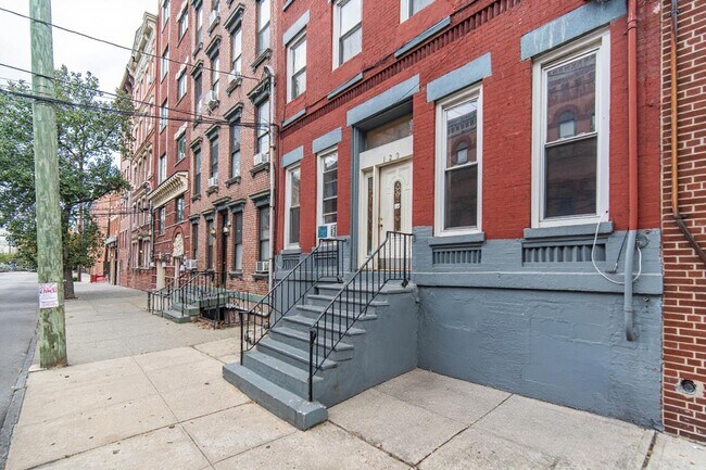 Building Photo - 123 Clinton St