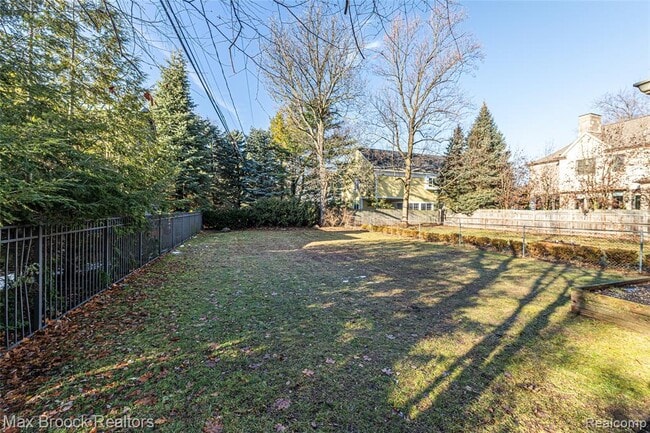 Building Photo - 758 Chester St