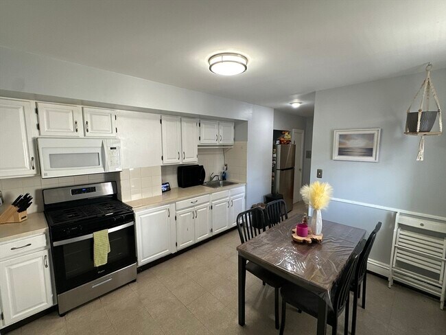 Building Photo - 332 Main St