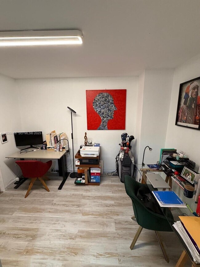 Building Photo - 1581 Brickell Ave