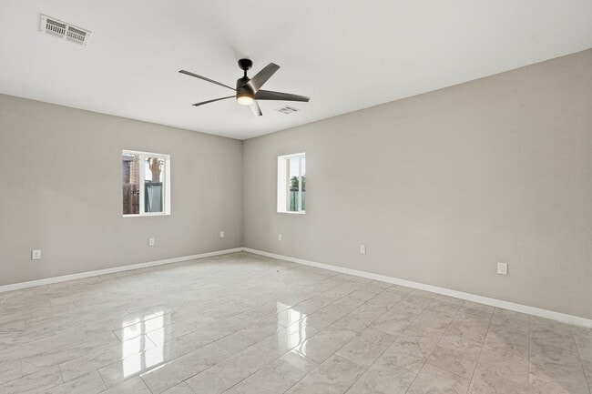 Building Photo - Bright, Fresh & Pet-Friendly — 3BR Retreat Minutes from U of A