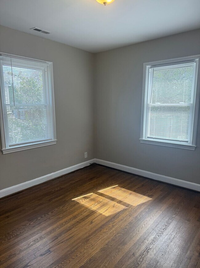 Building Photo - Adorable 2 Bedroom with Stackable Washer/Dryer