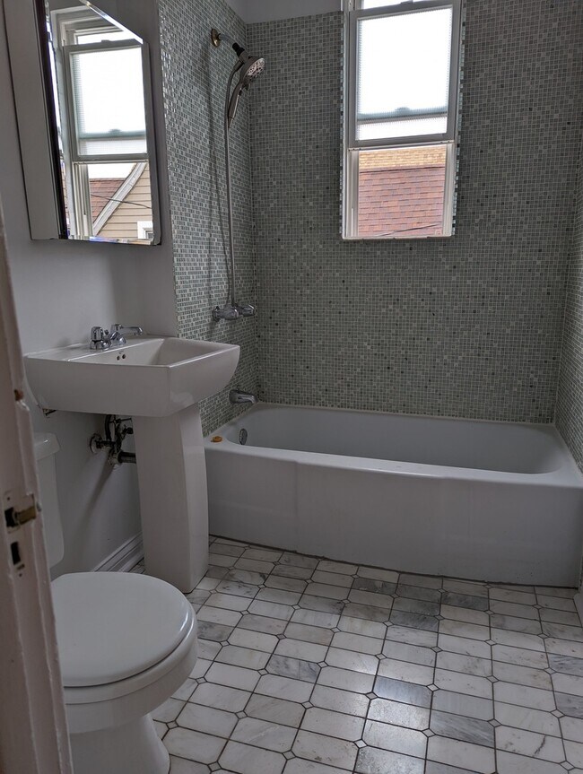 Building Photo - 3448 W Drummond Pl