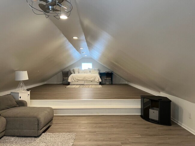 Building Photo - Beautiful Home with a Country Setting