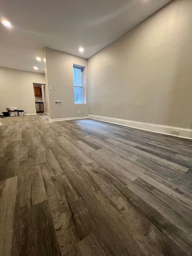 Building Photo - Newly Renovated 3-Bedroom Townhome! Available NOW!