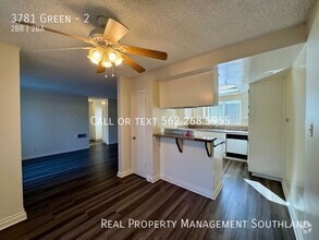 Building Photo - Beautifully Renovated 2 Bed / 2 Bath Apart...