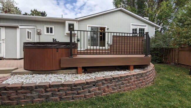 Building Photo - BEAUTIFUL 5 BED/3 BATH RANCHER WITH FINISH...