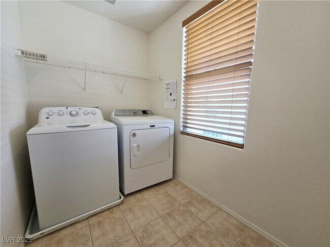 Building Photo - 5431 W Hasley Canyon Ave
