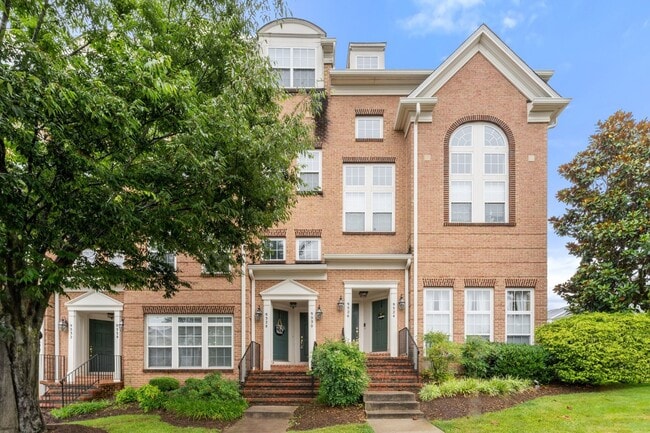 Building Photo - Commuter's Dream! Stylish 3-Bedroom Condo ...