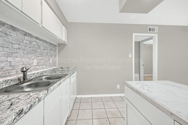 Building Photo - 816 S Crockett St