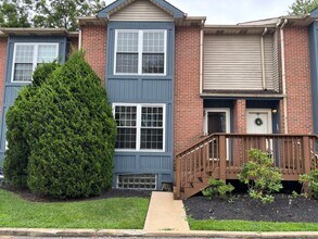 Building Photo - **NEW CARPETING** Abbey Lane Townhome 3 Beds 3 Baths!!