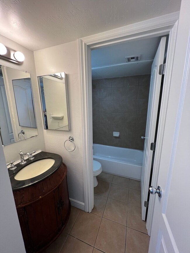 Building Photo - RENT REDUCED! Village at University Height...