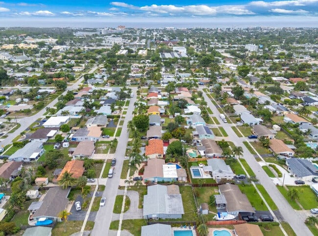 Building Photo - 340 SE 3rd Ct