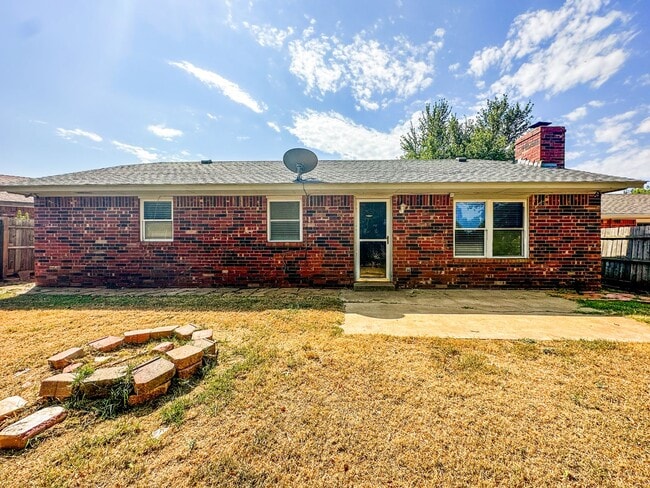 Building Photo - Great 3 Bed & 2 Bath Home in Yukon!