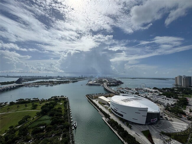 Building Photo - 900 Biscayne Blvd