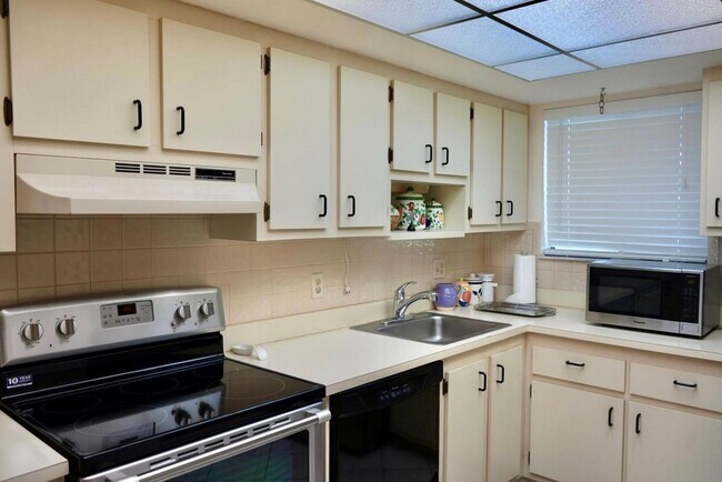 Building Photo - 3154 Via Poinciana