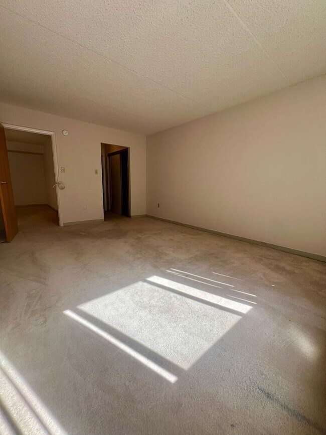 Building Photo - Gorgeous 2-Bedroom Condo at Crum Creek Valley Condominiums! Available NOW!