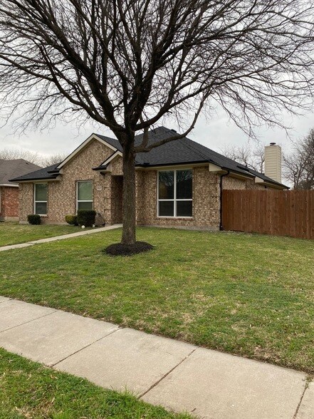 Building Photo - 1827 Lake Travis Dr