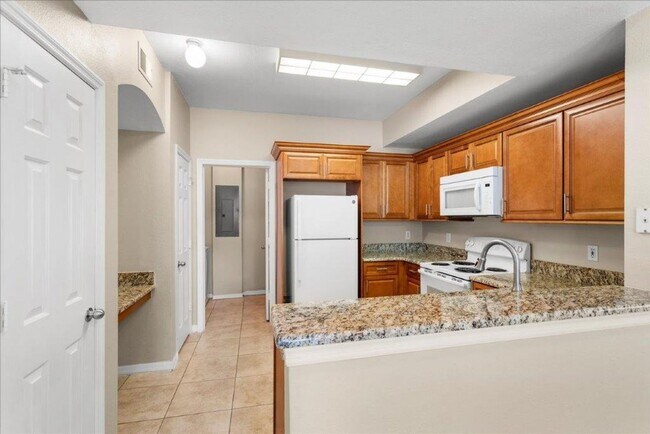Building Photo - Charming End-Unit Condo in Gated Bordeaux Community!