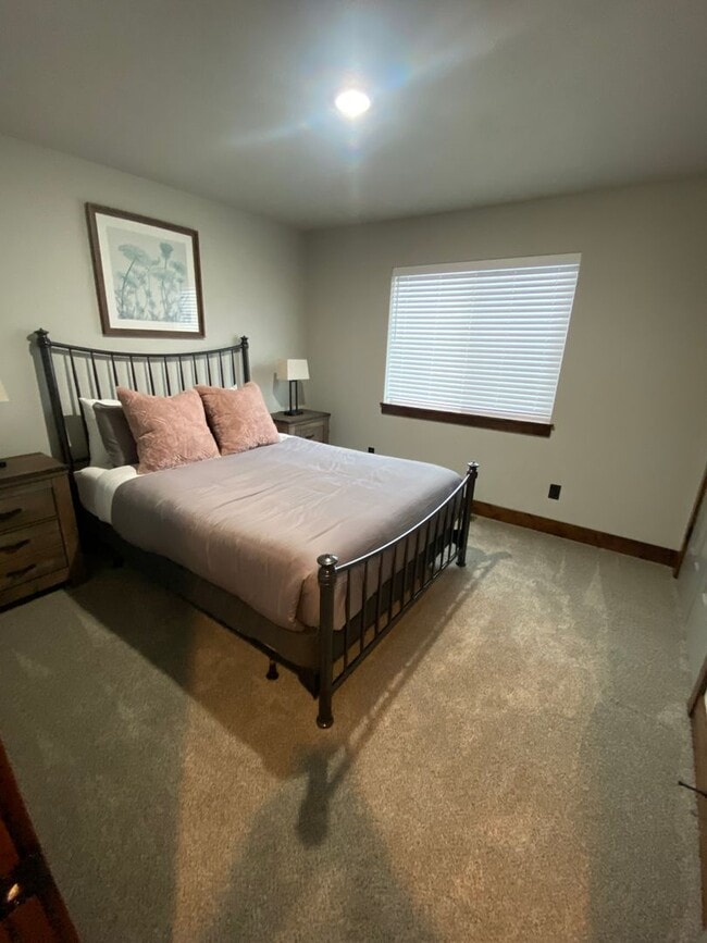 Building Photo - 3 bed/2bath Hamilton home