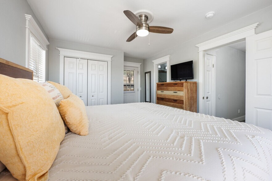 Building Photo - 17462 Front Beach Rd