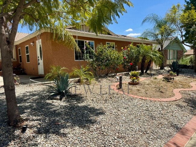 Building Photo - COZY 2BEDROOM IN THE HEART OF CLAREMONT