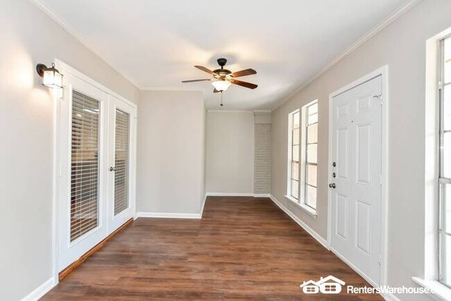 Building Photo - Newly renovated spacious 3 bed/2 bath with...