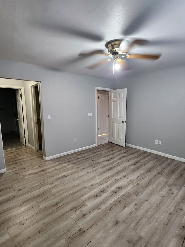 Building Photo - 3 Bedroom 2 Bath in HOA Community with Com...