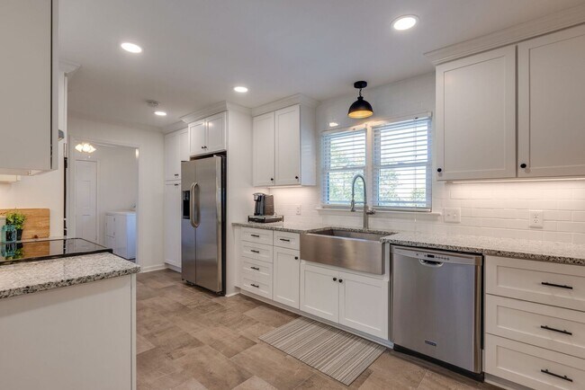 Building Photo - Stunner in North Columbia