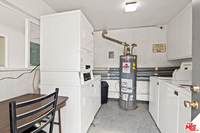 Building Photo - 115 N Oak St