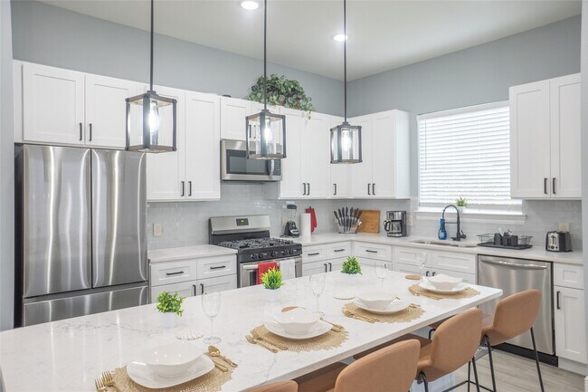 Building Photo - 2214 Des Chaumes St