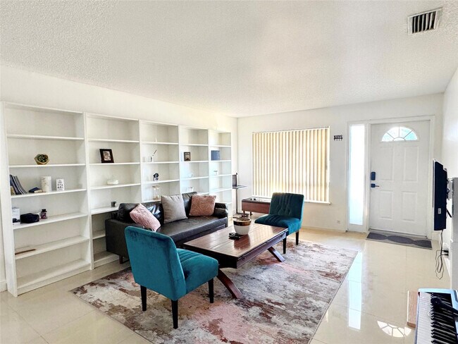 Building Photo - 704 NW 3rd Ave