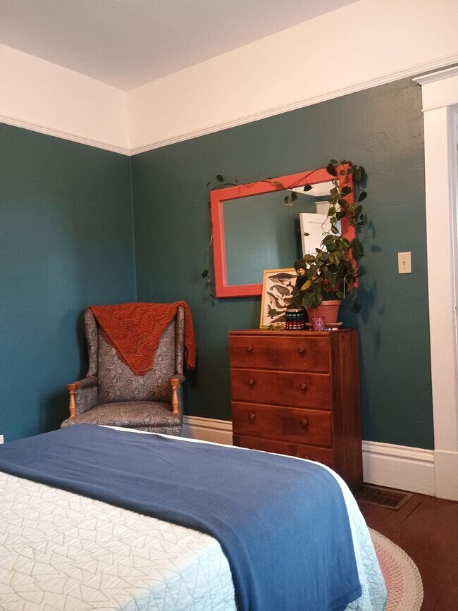 Building Photo - Spacious Craftsman in the Heart of North Spokane