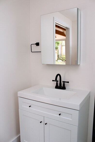 Building Photo - 4135 NE 72nd Ave.