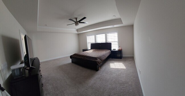 Building Photo - Like New Single Family Home minutes from B...