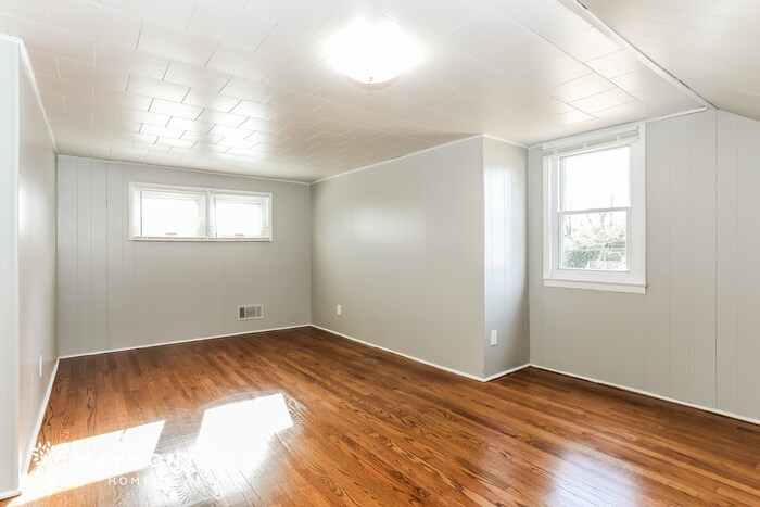 Building Photo - 5907 Winthrope Ave