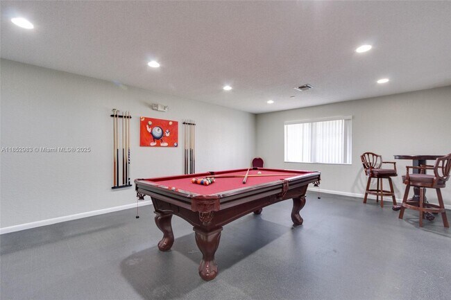 Building Photo - 1010 Country Club Dr
