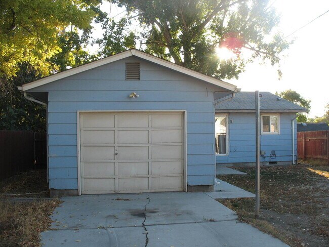 Building Photo - 3bed, 1.5bath, 1,050sq.ft. Single family home with garage