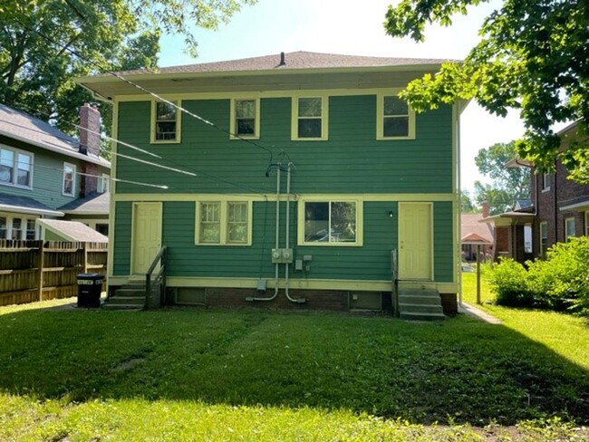 Building Photo - Charming 3BR/1BA Two-story Duplex