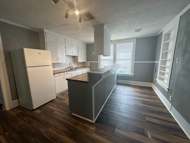 Building Photo - Gorgeous 3 bedroom Home In