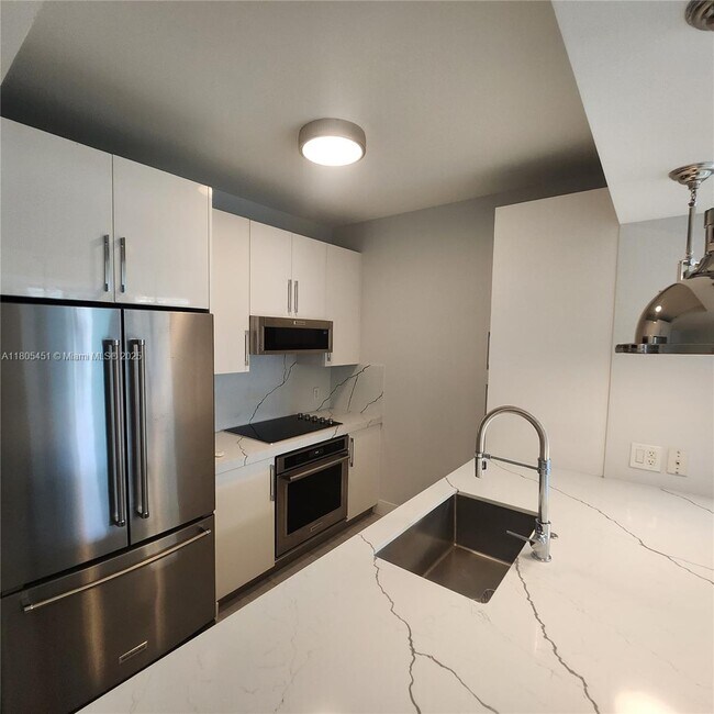 Building Photo - 950 Brickell Bay Dr