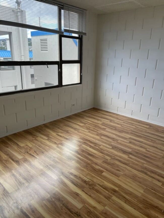 Building Photo - Move in Ready! Spacious 2/1 in town!