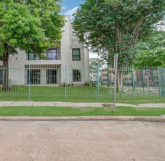 Building Photo - 2814 S Bartell Dr